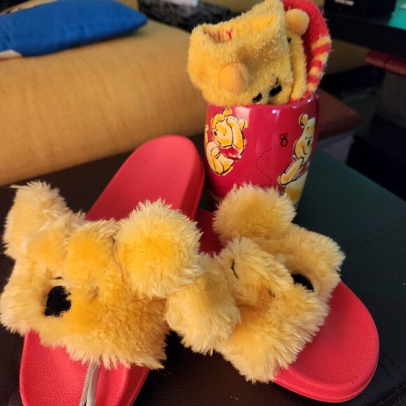 Winnie the Pooh Fuzzy Slippers Set, womens sz 6 — New/Like New - Picture 2 of 3